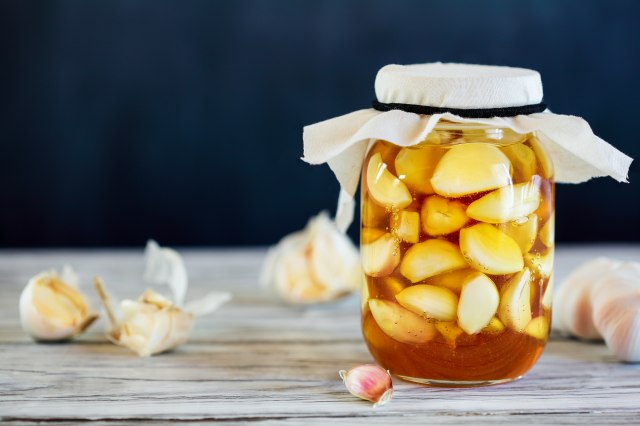 Da li biste jeli beli luk sa medom? Ova kombinacija rešenje je za holesterol i još mnogo toga